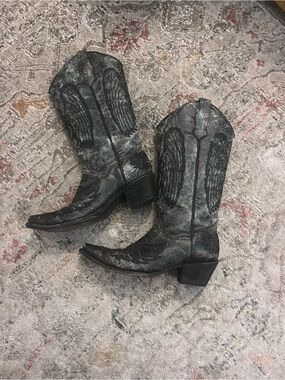 Circle G Black Distressed Wing-Embroidered Heeled Cowboy Boots